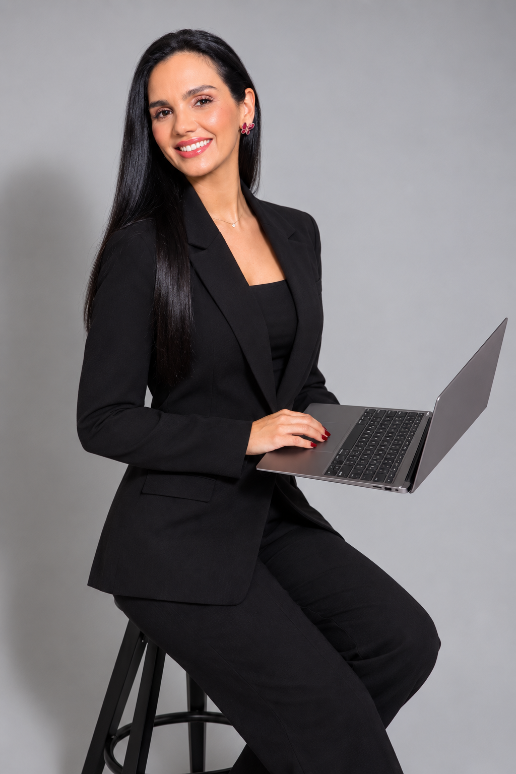 Samantha Batista sentada com um notebook, durante uma consultoria